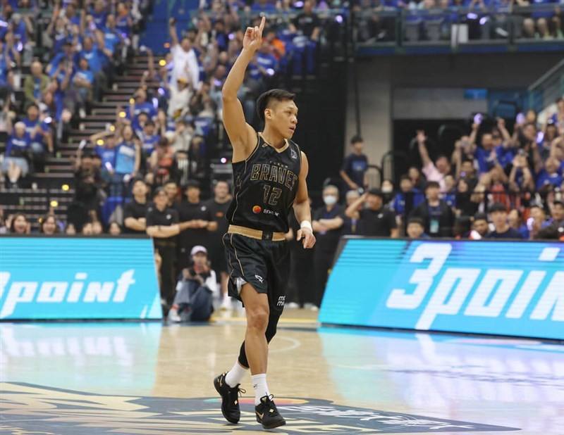 Lin Chih-chieh, shooting guard for the Fubon Braves, enters the court during his retirement series at the Taipei Arena on Saturday. CNA photo