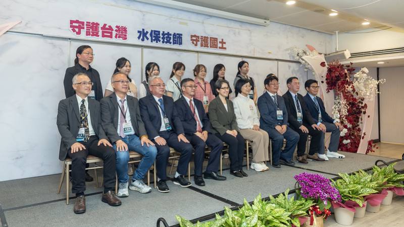 副總統和出席人員合影