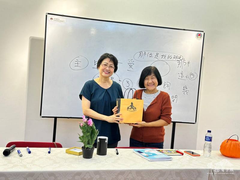 巴西中文教協副會長羅蘭芳贈送禮品感謝張志齊