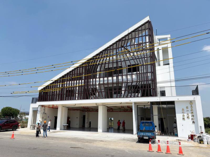 嘉義縣消防局第一大隊義竹分隊重建工程將完工，建物立面採傾斜式設計，單獨立在田園中，相當吸睛。