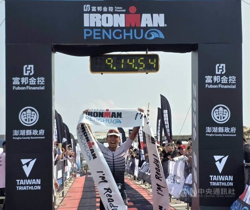 「2026富邦金控IRONMAN Penghu澎湖國際鐵人三項賽」12日登場，出身雲林的選手楊博智（圖）以9小時14分37秒率先抵達終點，順利將冠軍留在台灣。
