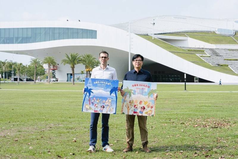 2026年「法國生活節在高雄」將於5月22日至24日在衛武營國家藝術文化中心登場，高雄市長陳其邁（右）與法國在台協會主任龍燁（Franck Paris）（左）邀民眾一同走進衛武營。