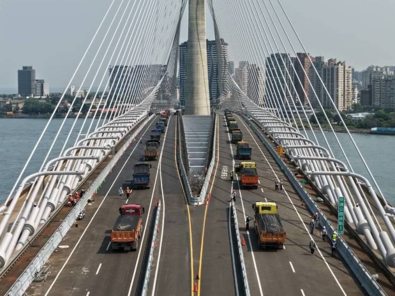 淡江大橋預計5月12日正式通車，交通部公路局13日啟動車輛載重試驗，驗證橋梁於自重及車輛荷重作用下的撓度、應變、振動及位移等反應情形。