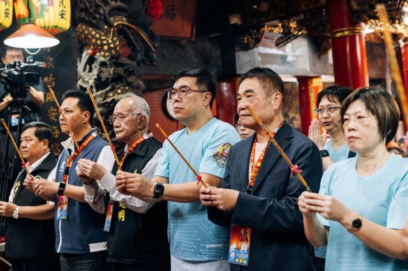 環境部彭啟明部長至白沙屯拱天宮參拜(左起)白沙屯拱天宮洪文華主任委員、立法委員邱鎮軍、立法委員陳超明、彭啟明部長、苗栗縣鐘東錦縣長、資源循環暑賴瑩瑩署長