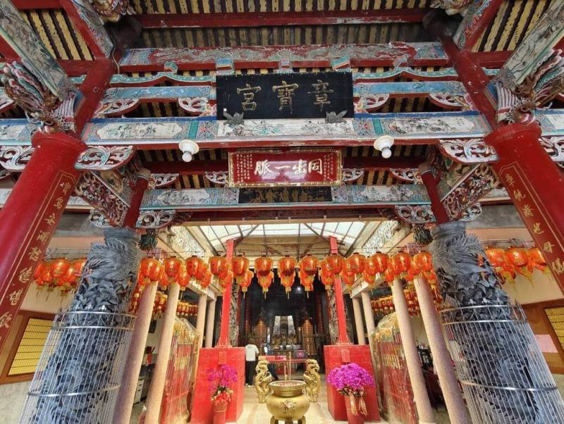 雲林縣定古蹟四湖下桂山章寶宮（圖）建築匯集已故國寶彩繪大師陳壽彝等匠師的工藝成果，因廟體出現漏水、廟內木構受潮、開裂及嚴重蟲蟻蛀蝕現象，13日展開修復工程。