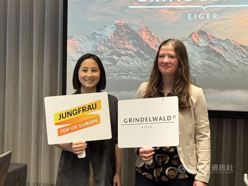 瑞士格林德瓦旅遊局副總監達爾（Isabelle vom Dahl）（右）13日表示，2025年台灣旅客赴瑞士過夜將近26萬人次，且高端旅客占比高。圖左為瑞士少女峰鐵路公司代表楊詔嵐。