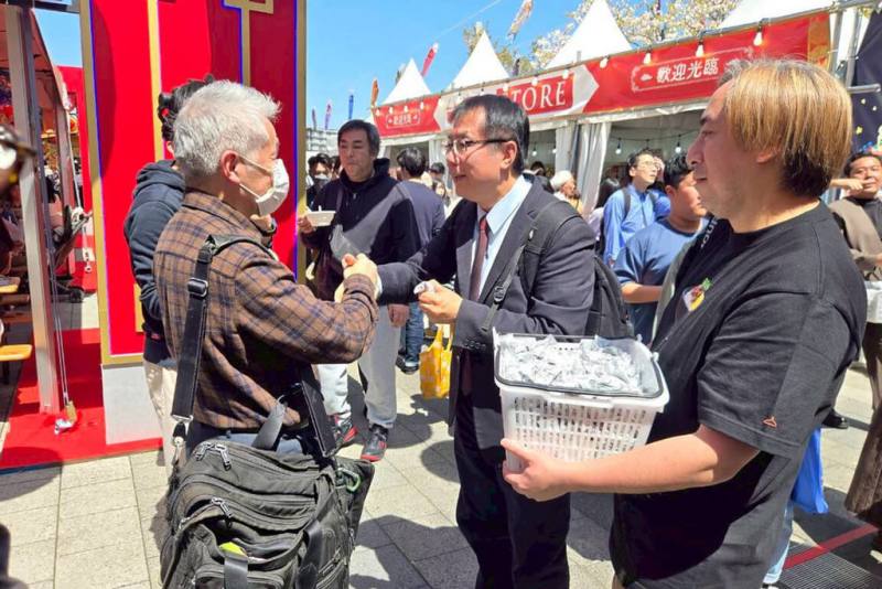 台南市長黃偉哲（前中）12日率團前往日本，在舉辦中的台灣祭展區推廣台南農漁特產品，也熱情邀請日本民眾造訪台南，體驗深厚歷史文化與豐富美食小吃