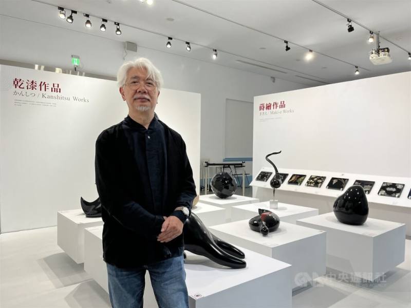 由大溪漆藝研修所所長鳥毛清指導的第2屆漆藝研修班畢業展，正在桃園大溪公會堂展出，他身後為學員們3年來累積的漆藝作品