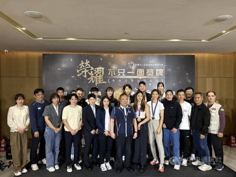 宏道基金會13日頒發東京奧運與巴黎奧運奪牌選手獎勵金，基金會董事長林鴻道（前排中）感謝選手辛苦付出。