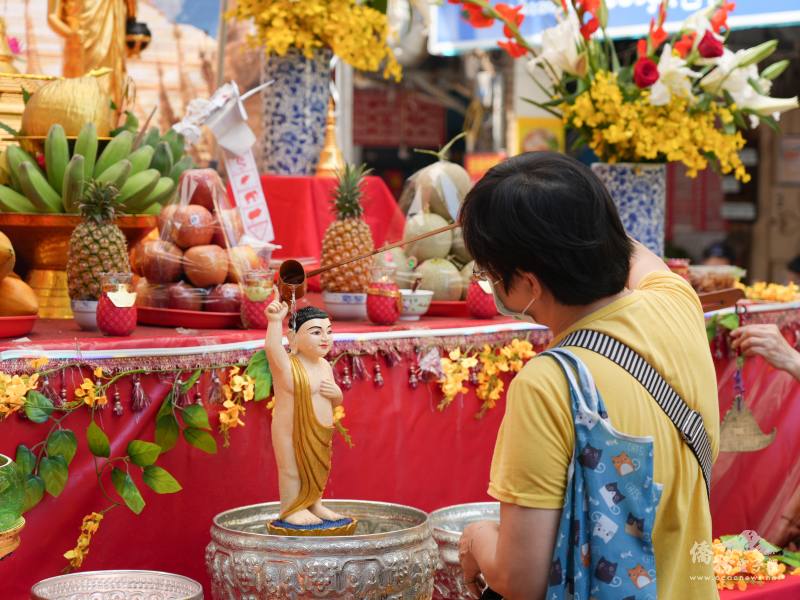 民眾進行浴佛儀式