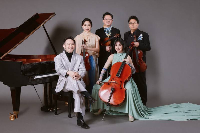 鋼琴家嚴俊傑（前排左1）與NSO大提琴家連亦先（前排右1）、小提琴家陳怡茹（後排左1）、小提琴家鄧皓敦（後排中）、中提琴家陳猶白（後排右1），5月將以室內樂形式展開美國巡演。