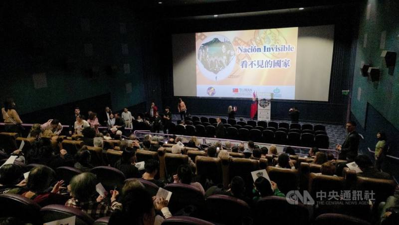 美國導演葛靜文執導的「看不見的國家」4月於阿根廷、巴西與巴拉圭同步放映；圖為阿根廷首映現場。