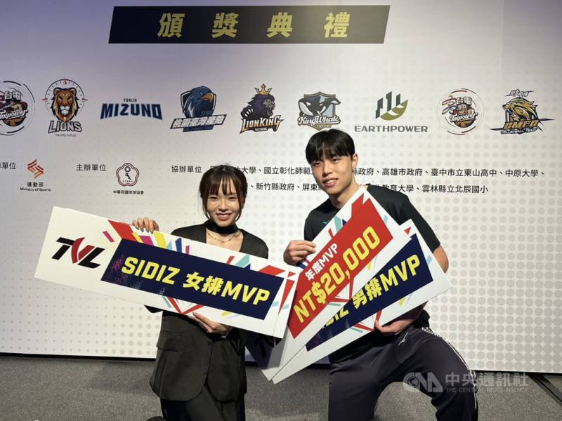 中華民國排球協會12日舉行企業21年甲級排球聯賽頒獎典禮，雲林美津濃隊長張祐晨（右）一舉囊括得分王、最佳邊線攻擊手，並摘下男子組最有價值球員（MVP）；女子組MVP則由效力於台北鯨華的「排球甜心」廖苡任（左）獲得。