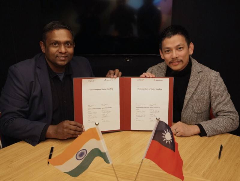 網通業者鐳洋科技13日宣布與印度衛星公司HEX20簽署合作備忘錄（MOU），雙方就衛星任務與應用技術合作方向達成共識，左為HEX20共同創辦人Lloyd Jacob Lopez、右是鐳洋業務主管李冠賢。