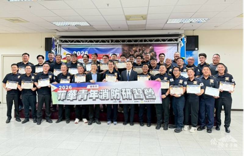 僑務委員會僑民處陳處長永豐（前排中）與學員合影