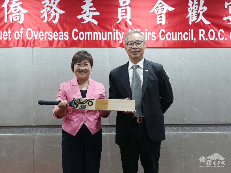 饒瑞沛則以象徵澳洲國民運動的特製板球棒贈予徐佳青，象徵臺澳文化的連結與交流