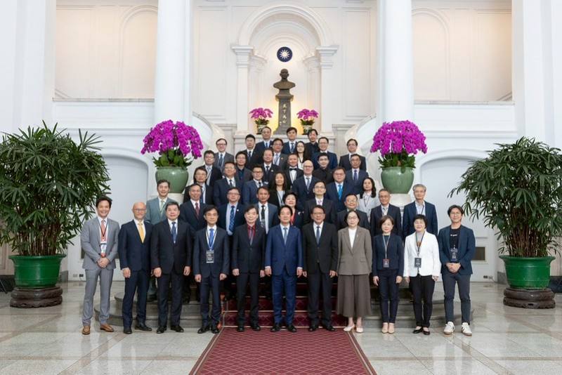 總統與訪賓一行合影