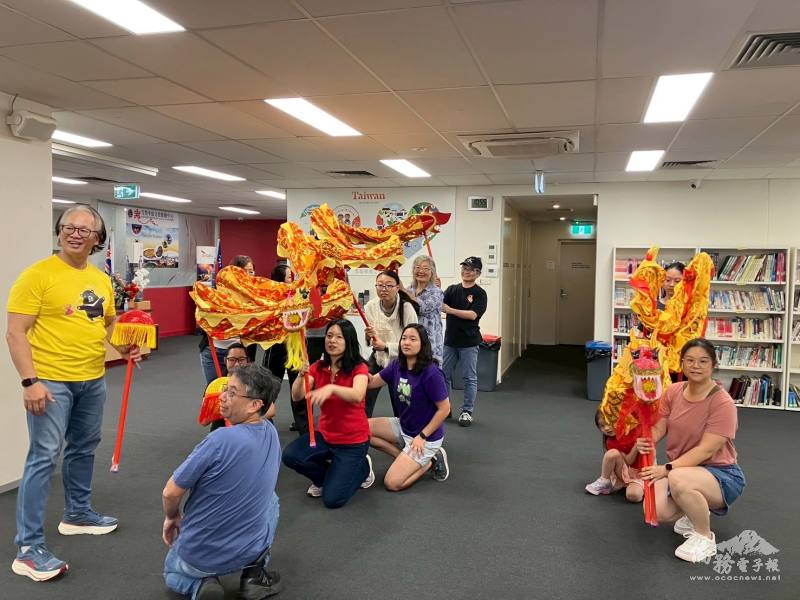 簡明輝(左)指導九節龍，龍出宮技巧