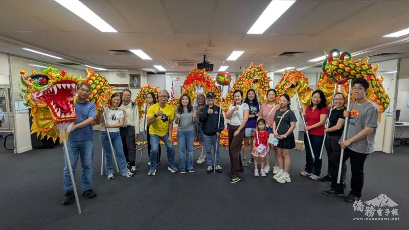 雪梨文教中心主任江佳慧（中）於研習人員合影