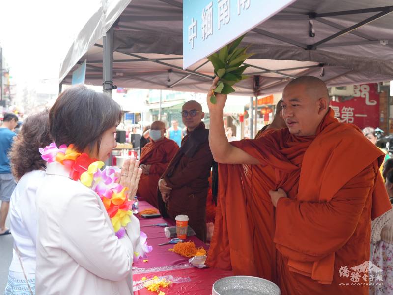 李姸慧於攤位體驗祈福活動