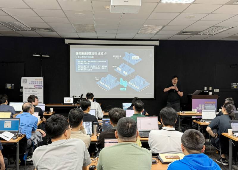 數發部資安署12日表示，為培育關鍵基礎設施領域實戰型資安人才，舉辦為期2天課程，主要聚焦醫療領域，透過演練場域實作，增強第一線資安人員應對新興威脅能力。圖為學員報告模擬醫療場域演練成果。