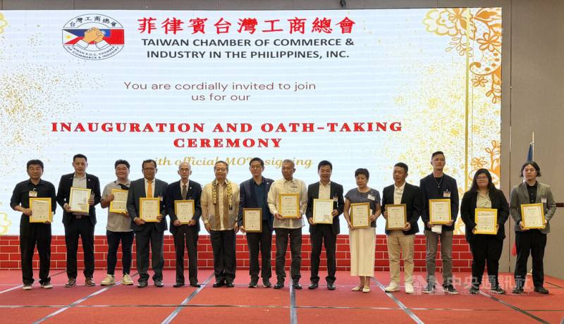 菲律賓台灣工商總會12日舉辦第19屆理事就職典禮，由楊鴻裕（左5）連任會長，駐菲代表周民淦（左6）監誓。