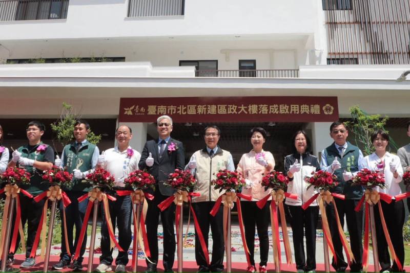 台南市北區新建區政大樓13日正式啟用，為地下1層、地上4層建築；台南市長黃偉哲（中）等人出席啟用典禮。
