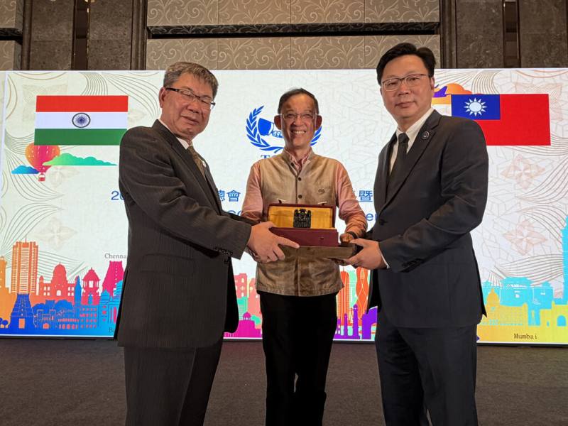 班加羅爾台商會會長陳木騰（左）接任第2屆印度台商總會總會長，他喊出「服務台商」、「推動國際交流」、「落實社會責任」、「強化跨國連結」4大核心發展重點，要為台商及合作夥伴創造更大的商機。