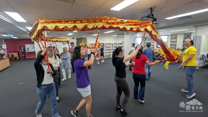 簡明輝(右)指導8字遊龍技巧操作