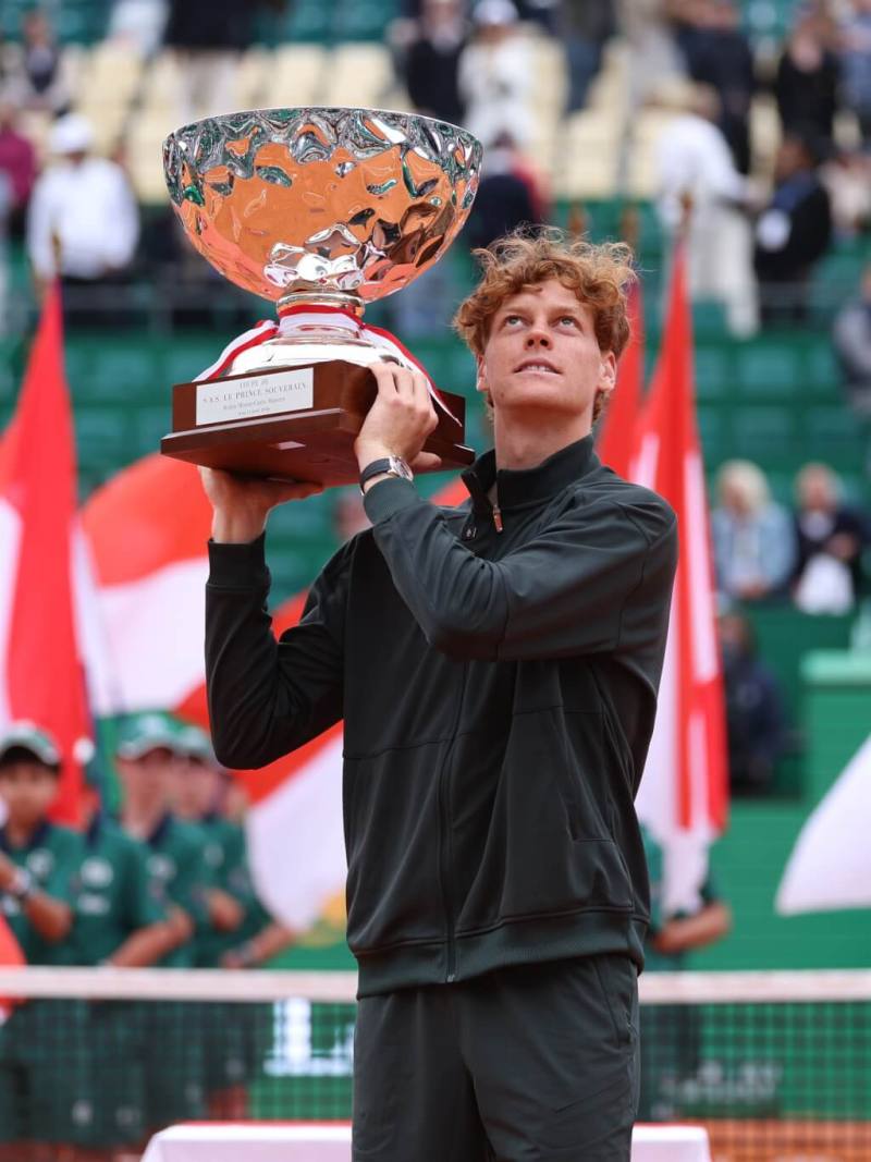 義大利網球好手辛納12日在蒙地卡羅大師賽決賽擊敗西班牙名將艾卡拉茲，摘下個人首座紅土大師賽冠軍。