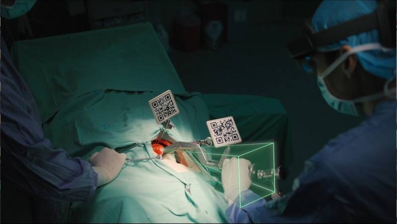 台灣科技大學團隊結合混合實境技術，透過頭戴式裝置，將病患骨骼3D影像即時疊加於醫師手術視野中，可協助判斷人工髖關節植入的位置與角度；未來團隊希望爭取經費持續優化系統。