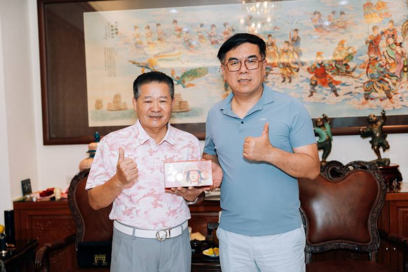 環境部長彭啓明（右）拜會大甲鎮瀾宮鄭銘坤副董事長（左）。