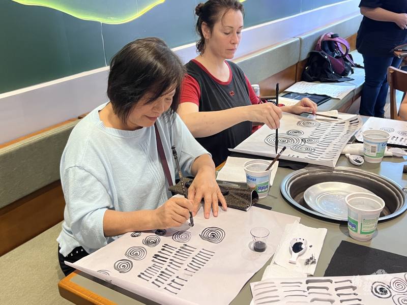 學生們專注學習