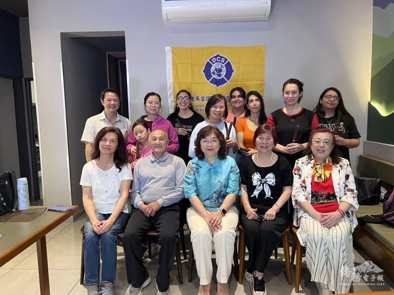 駐阿根廷大使謝妙宏與旅阿僑領及書法班學員合照