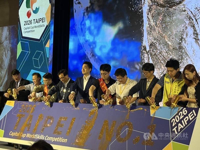 「2026台北市第2屆首都盃國際技能競賽」13日舉辦啟動儀式，市長蔣萬安（右6）本屆規模增至15國、10項職類，希望因應產業發展快速，幫助同學一展長才，跟上國際趨勢。