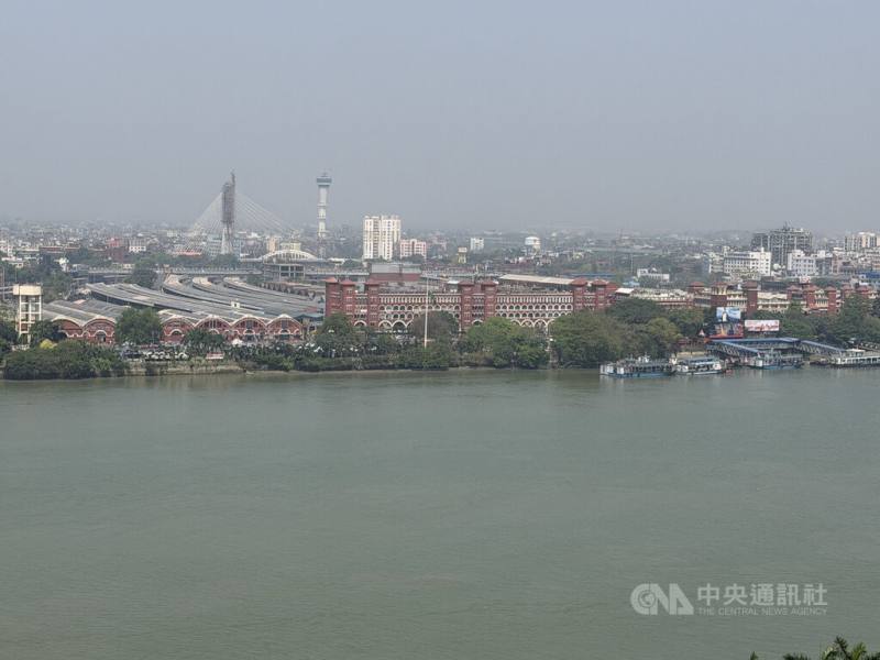 加爾各答是印度東部交通樞紐，鐵公路網四通八達，並設有國際機場，對貨物、服務、人員流通十分重要，使加爾各答成為印度東部發展重要命脈。圖為加爾各答火車站。