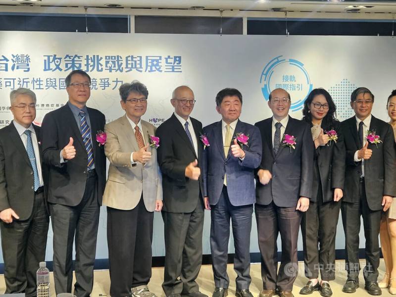 台灣醫藥品法規學會12日舉行「健康台灣政策挑戰與展望：提升新藥可近性與國家競爭力」論壇，理事長康照洲（左4）提醒，美國關稅與最惠國藥價，可能導致新藥引進延遲。