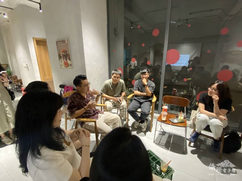 創辦人江翼(棕色襯衫者)帶領與會者交流討論