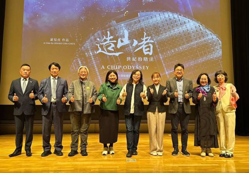 蕭菊貞導演(中)與主協辦僑團代表等人合影