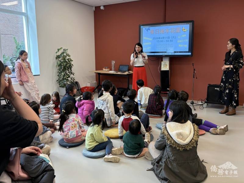 教師王斐珊與現場觀眾以華語互動詮釋繪本