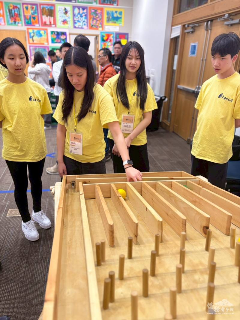 Students participated in traditional Taiwanese night market games in the afternoon, bringing the lively spirit of Taiwan’s iconic street culture to Guilderland. The giant pinball game, originally created by FASCA members and the parents’ support group.