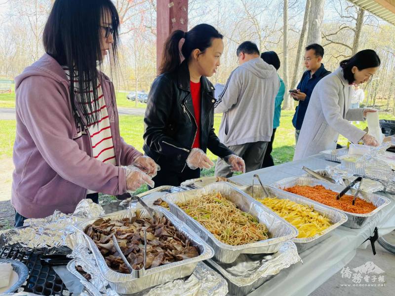 活動現場準備潤餅捲與肉羹等臺灣美食，讓僑胞與主流民眾一同品味道地臺灣味