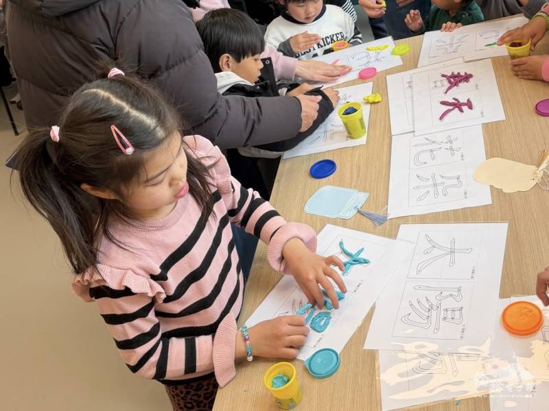 黏土拼字攤位吸引小朋友認字學習