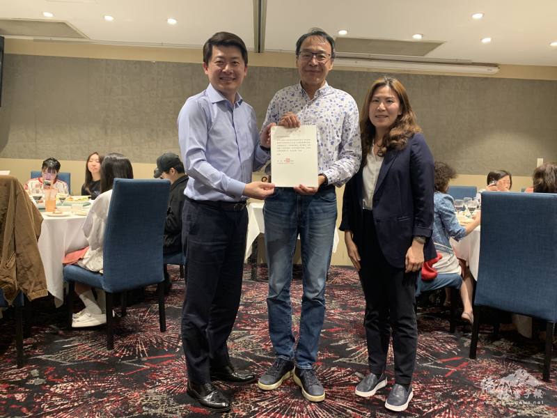 吳正偉代頒僑委會徐佳青委員長感謝函（左起：吳正偉、熊強生、江佳慧）