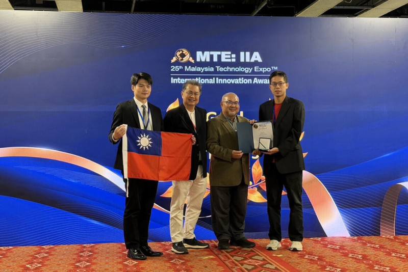 國立成功大學機械工程系教授陳嘉元（右1）帶領研究團隊，開發結合磁控微型機器人與微流體生物晶片的主動式生物分析平台，參加2026馬來西亞MTE國際發明展榮獲2項大獎。