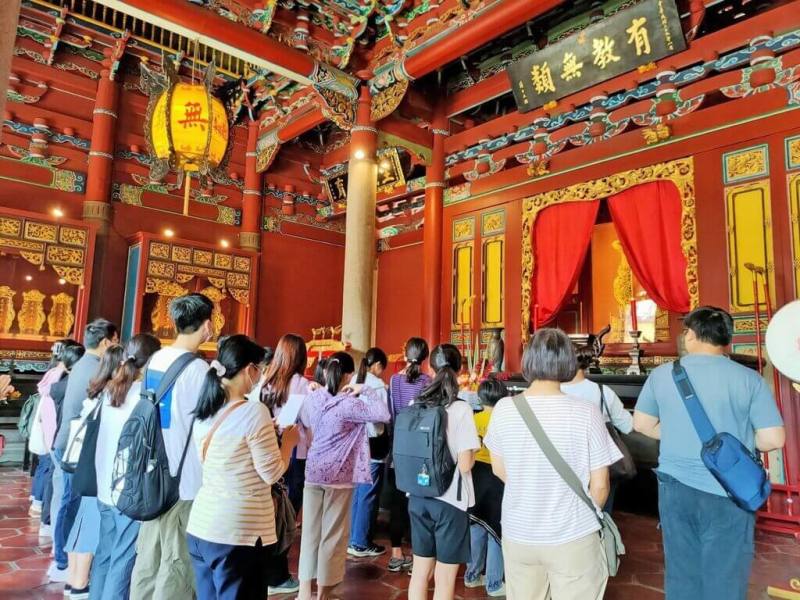 台北孔廟25日將為參加升學考試、公職證照測驗的考生舉辦「聖賢領航．步步登科」祈福活動。考生可帶准考證參加，可先在祝禱卡上寫下目標，隨後由祭孔禮生引領走進大成殿，向至聖先師孔子行禮三拜注入信心。