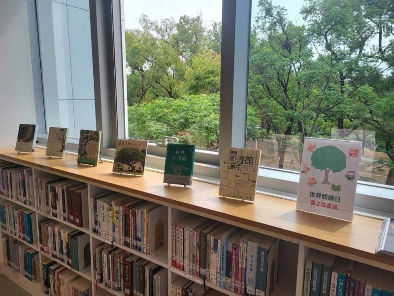 響應世界閱讀日，屏東縣政府文化處推出「春之森」系列活動，內容包含在總圖辦理主題書展，邀民眾走進閱讀多重風景。