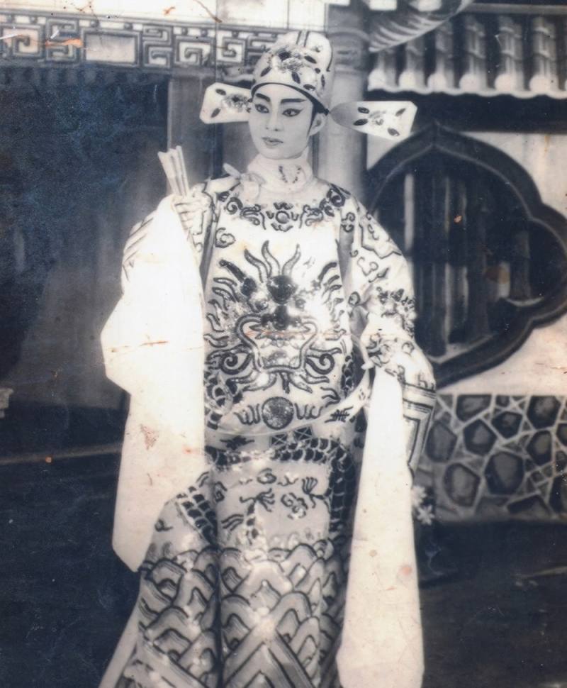 王束花飾演《兄弟多情》中的馮哲文。（民權歌劇團 提供）