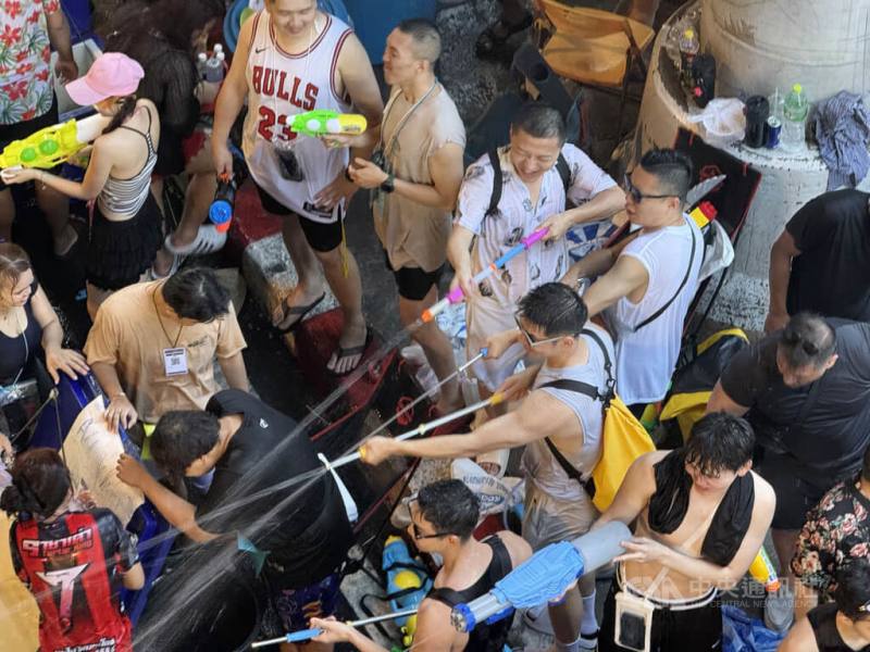 遊客參與泰國潑水節，手持水槍互相射擊，也有人直接灑水，幾乎每個人都全身濕透，氣氛嗨翻天。