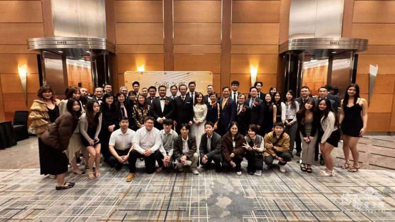 活動成功舉行後，僑界與臺商會暨青商代表大合影，展現凝聚力與傳承精神